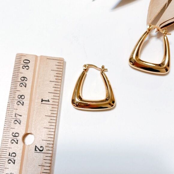 Minimalist earrings in gold #555 - Picture 6 of 7